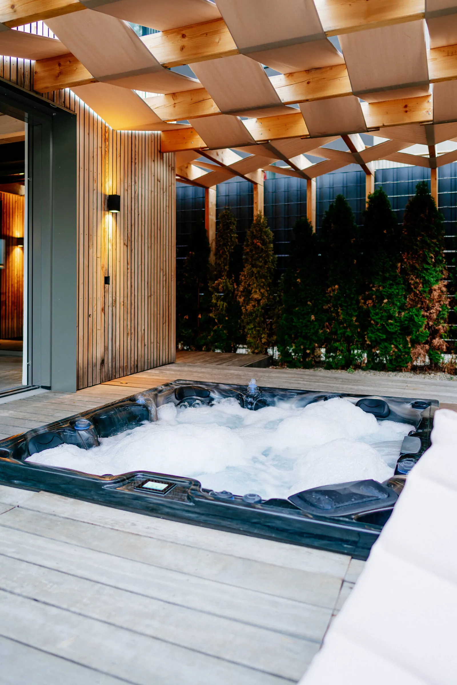 Venkovní vířivka na privátní terase wellness AUROOM