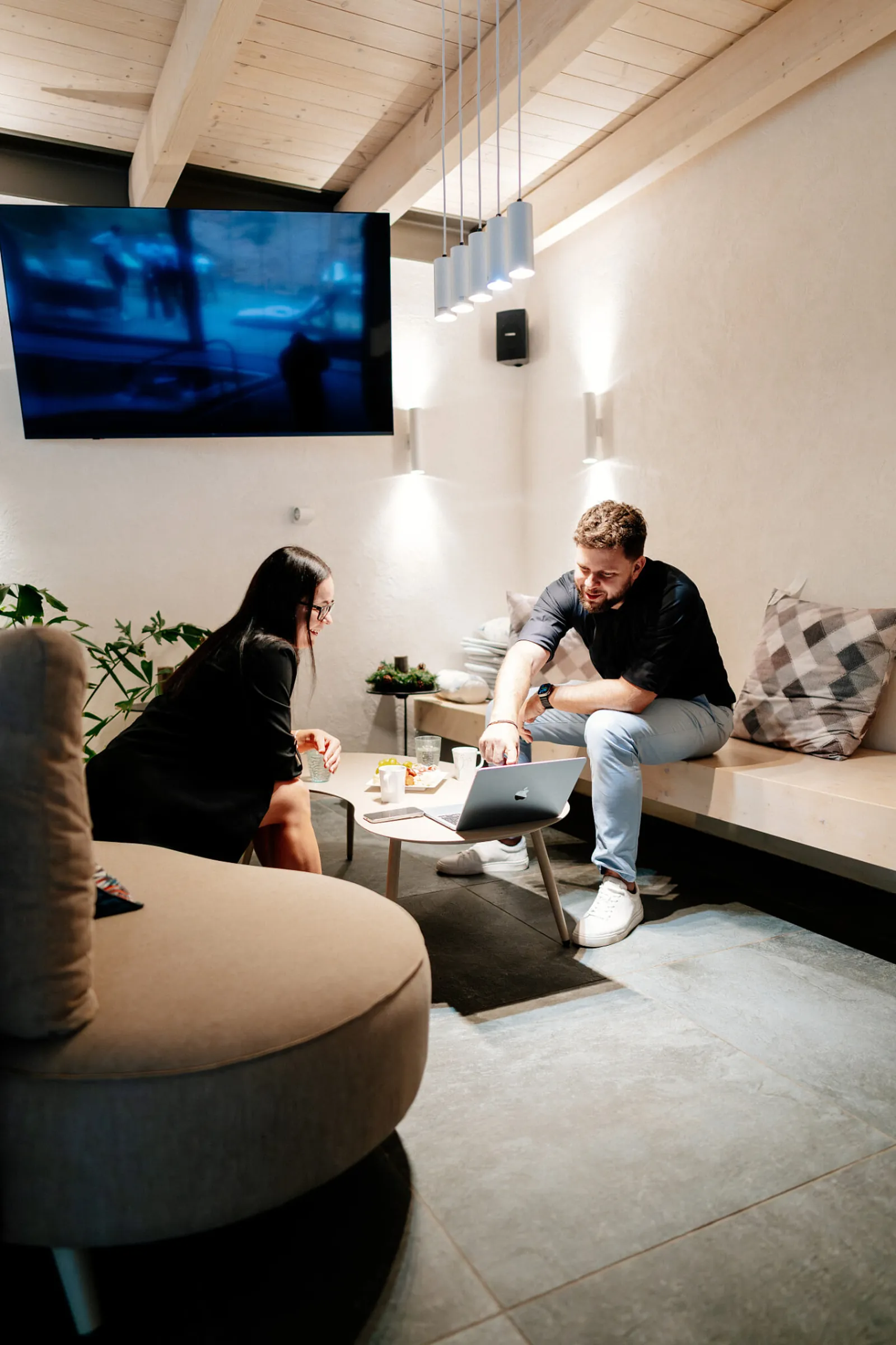 Kolegové při workshopu v relaxační zóně AUROOM